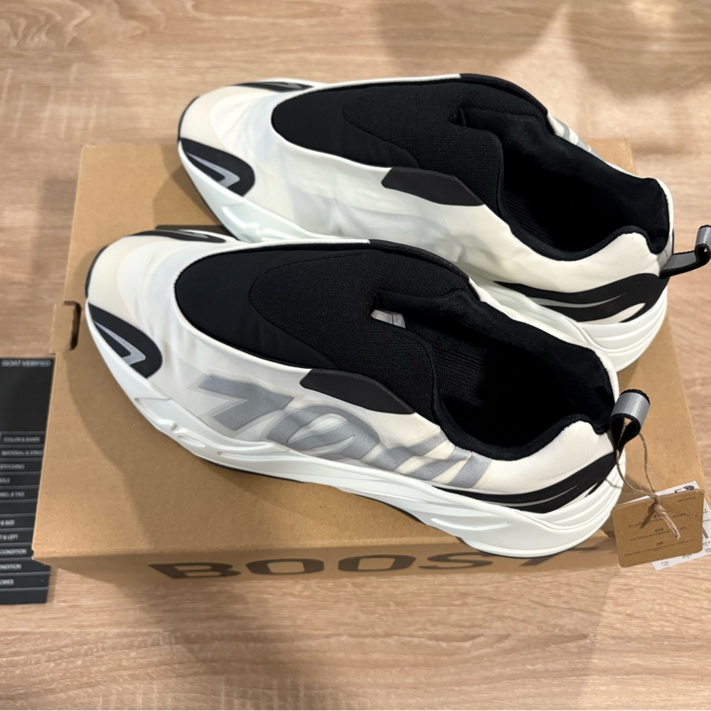 YEEZY YZY 700 Analog laceless sneakers